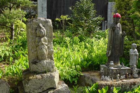 秩父市・菊水寺の参道に石仏