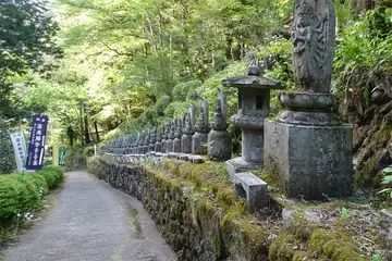 水潜寺の参道に三十三観音像