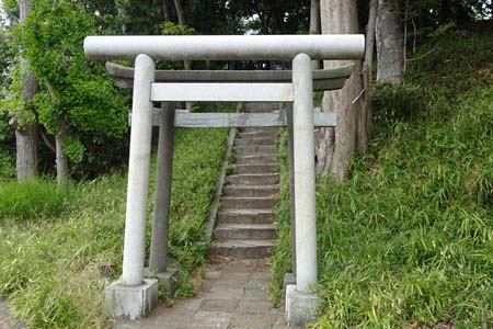藤沢市・稲荷神社の小さな鳥居