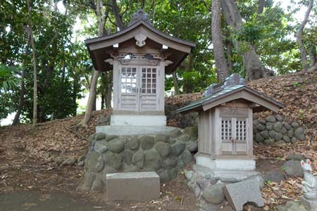 藤沢市・稲荷神社の石段の上に祠が二つ