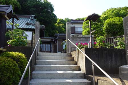大磯町・神宮寺の石段上に山門