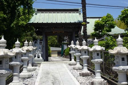 小田原市・長泉寺の山門前に石灯篭
