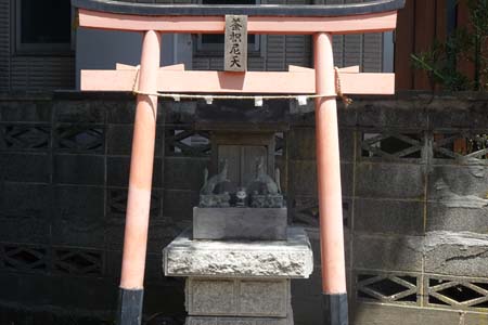 小田原市・三宝寺の荼枳尼天を祀る稲荷神社