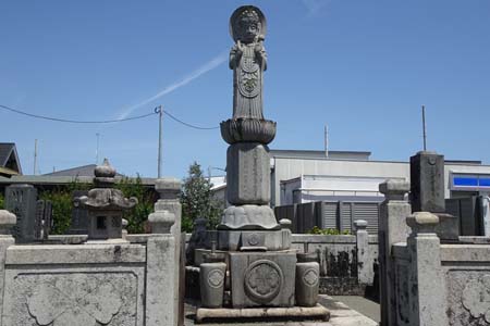 小田原市・大見寺の供養塔に観音像