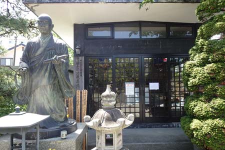 小田原市・法船寺のお手引き地蔵尊天堂に日蓮上人像