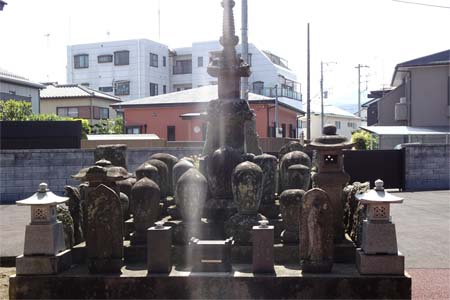小田原市・心光寺の石仏と宝篋印塔