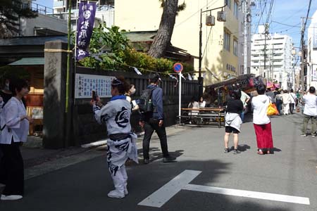 小田原市・松原神社にたくさんの出店が出ています