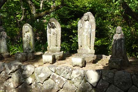 小田原市・香林寺の参道に石仏