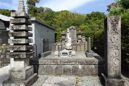 小田原市・香林寺の参道に無縁仏