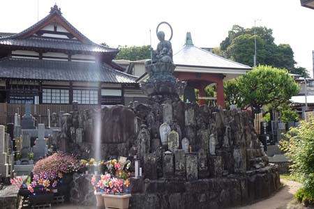 小田原市・常光寺の無縁仏