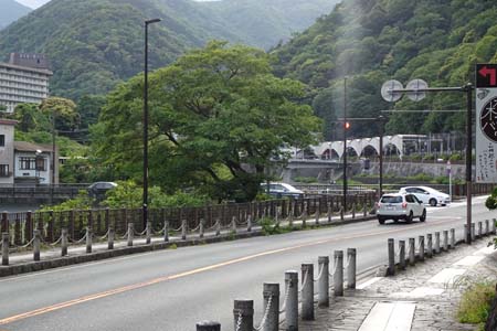箱根町・早川の先に湯本の温泉街