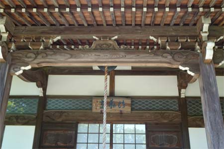 横浜市港北区・法華寺の本堂に扁額