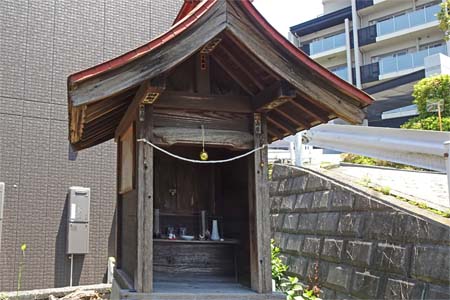 横浜市港北区・太尾妙義神社の小さな社