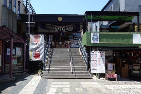 横浜市港北区・菊名神社の石段上に拝殿