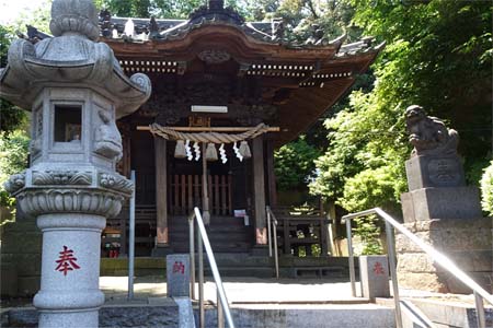 横浜市港北区・八杉神社の石段上に拝殿