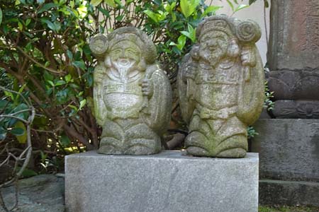横浜市港北区・正覚院の億百万遍供養塔