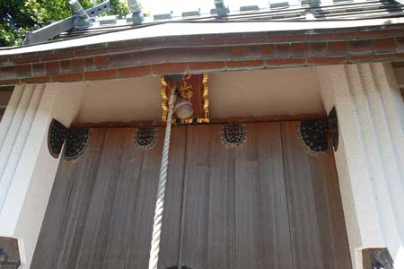 横浜市港北区・岸根神社の拝殿に神額