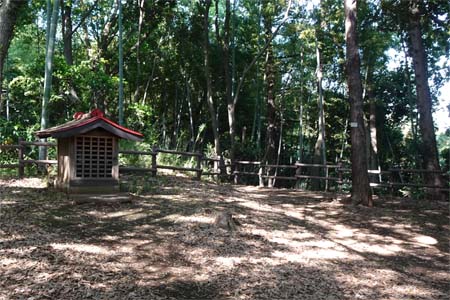 横浜市港北区・小机城の郭に小さな社