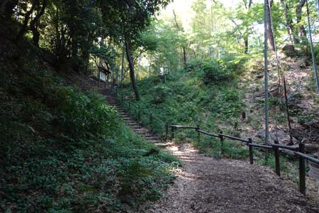 横浜市港北区・小机城の二ノ丸広場への登り