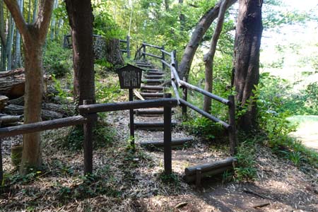横浜市港北区・小机城の階段を登ると櫓台