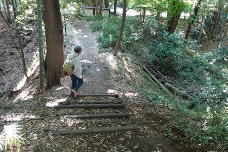 横浜市港北区・小机城の本丸の土橋