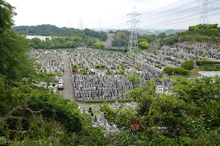 横浜自然観察の森から天園・右手には横浜霊園