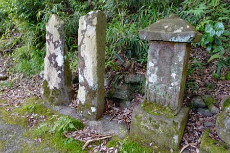 箱根町・駒形神社の参道に風化した庚申塚