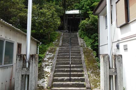 箱根町・駒形神社の細い参道に急な石段