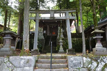 箱根町・駒形神社の石段上に駒形宮の鳥居