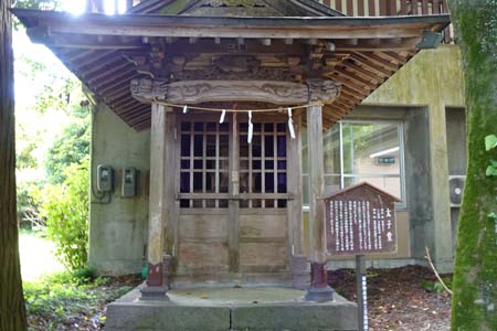 箱根町・駒形神社の太子堂