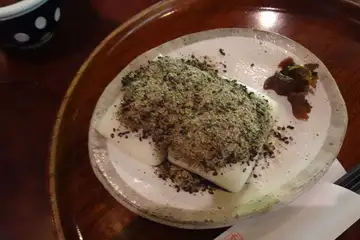 甘酒茶屋の黒ゴマ黄粉力餅
