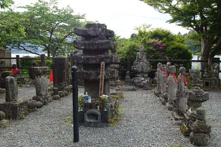 箱根町・賽ノ河原にたくさんの石仏