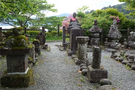 箱根町・賽ノ河原にたくさんの石仏