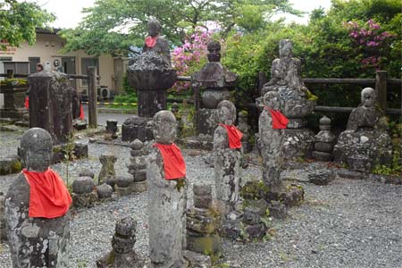 箱根町・賽ノ河原にたくさんの石仏
