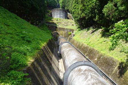 御岳山からロックガーデン・多摩川第３発電所の送水管