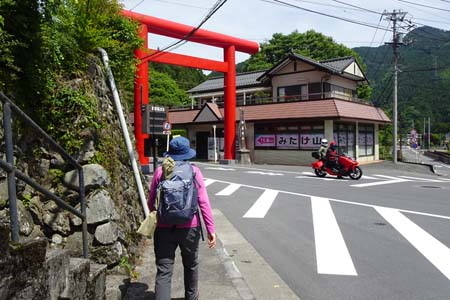 御岳山からロックガーデン・御岳神社の赤い鳥居を左に