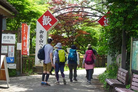御岳山からロックガーデン・御岳山駅はたくさんのハイカー