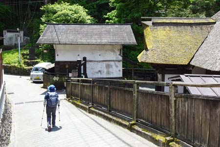 御岳山からロックガーデン・茅葺の御師宿