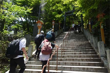 御岳山からロックガーデン・御嶽神社への道を右に分け