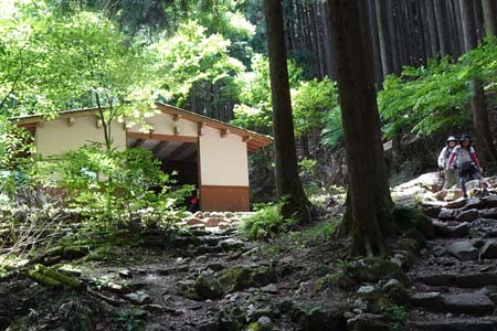 御岳山からロックガーデン・ロックガーデン入り口の東屋