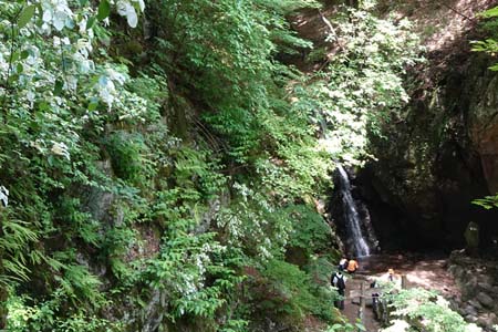 御岳山からロックガーデン・登山道の下に綾広の滝