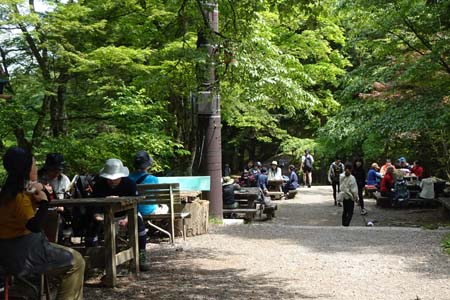 御岳山からロックガーデン・長尾平のベンチはたくさんの人