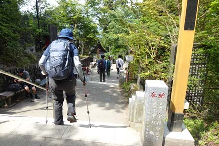 御岳山からロックガーデン・御嶽神社の石段を下り
