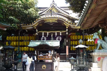 東京都港区・豊川稲荷はたくさんの人で賑わう