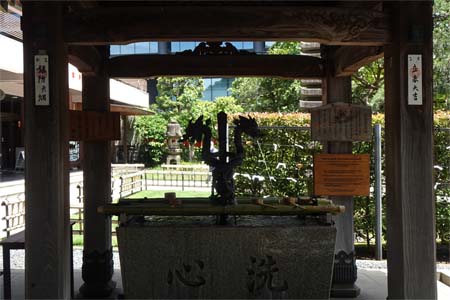 東京都港区・豊川稲荷の手水舎