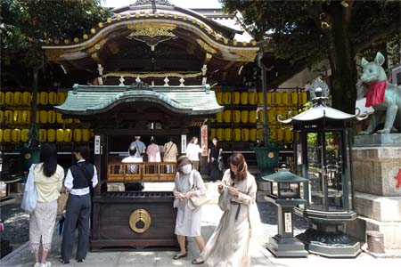東京都港区・豊川稲荷の本殿前に焼香台