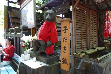 東京都港区・豊川稲荷の子だき狐