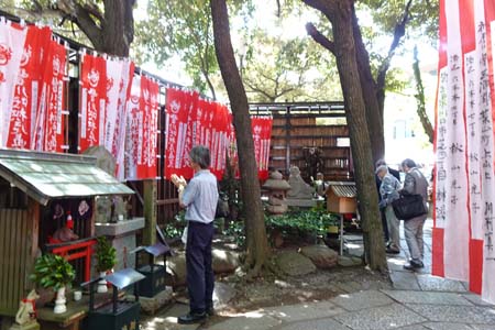 東京都港区・豊川稲荷はたくさんの参拝客