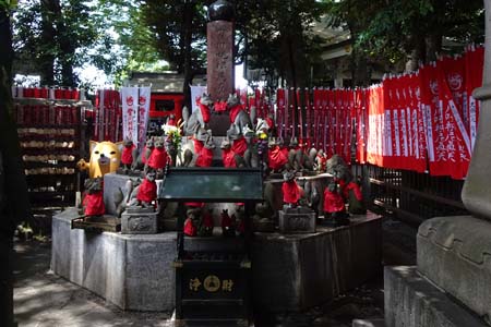 東京都港区・豊川稲荷の霊狐塚