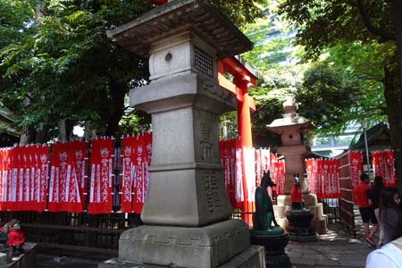 東京都港区・豊川稲荷の豊川睦講の石灯篭